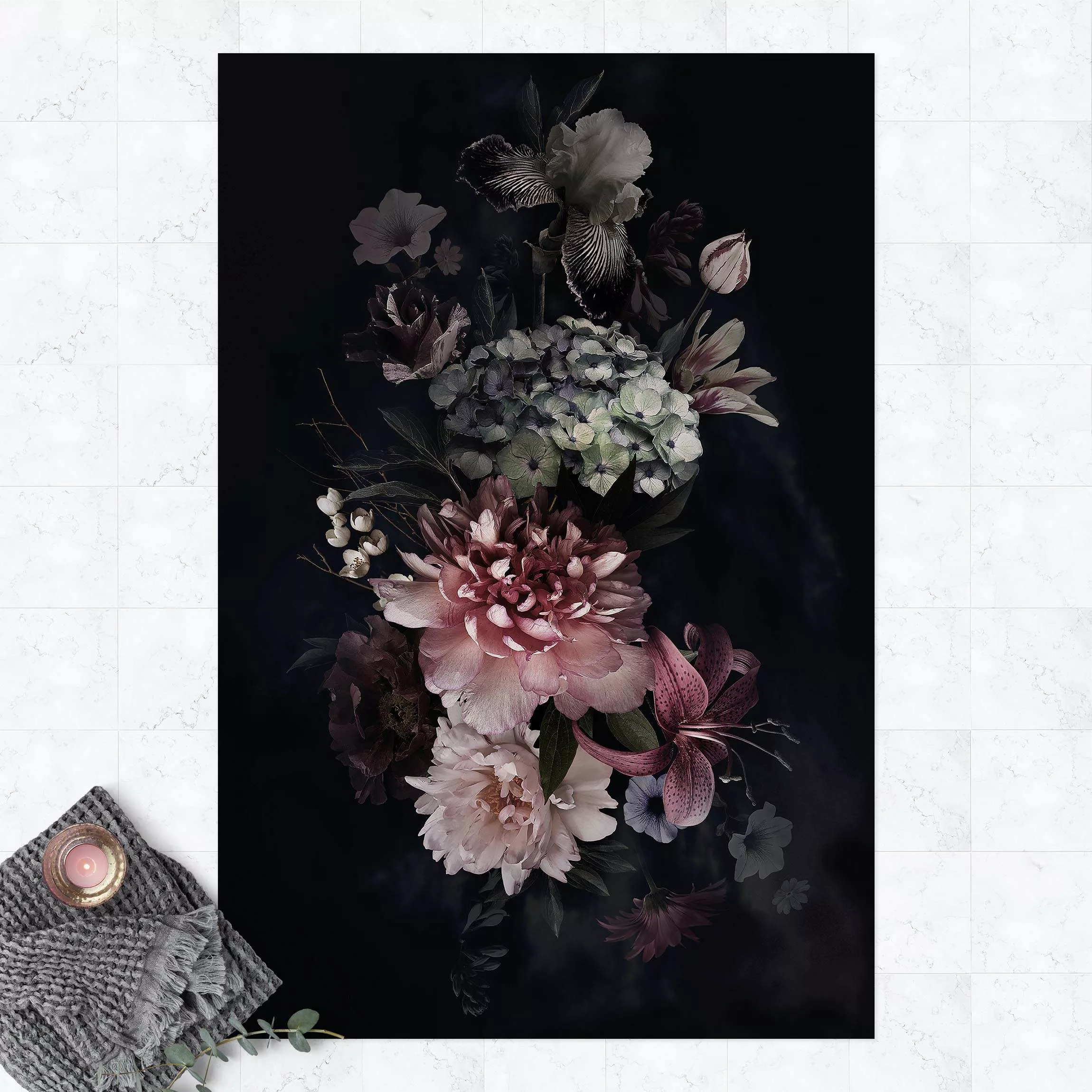 Vinyl-Teppich Blumen mit Nebel auf Schwarz günstig online kaufen