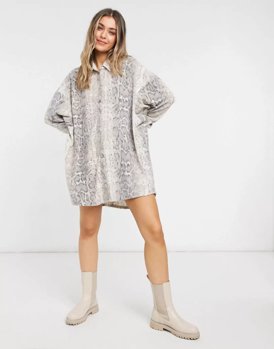 ASOS DESIGN – Flauschiges Mini-Hemdkleid in Natur mit Schlangenmuster-Neutr günstig online kaufen