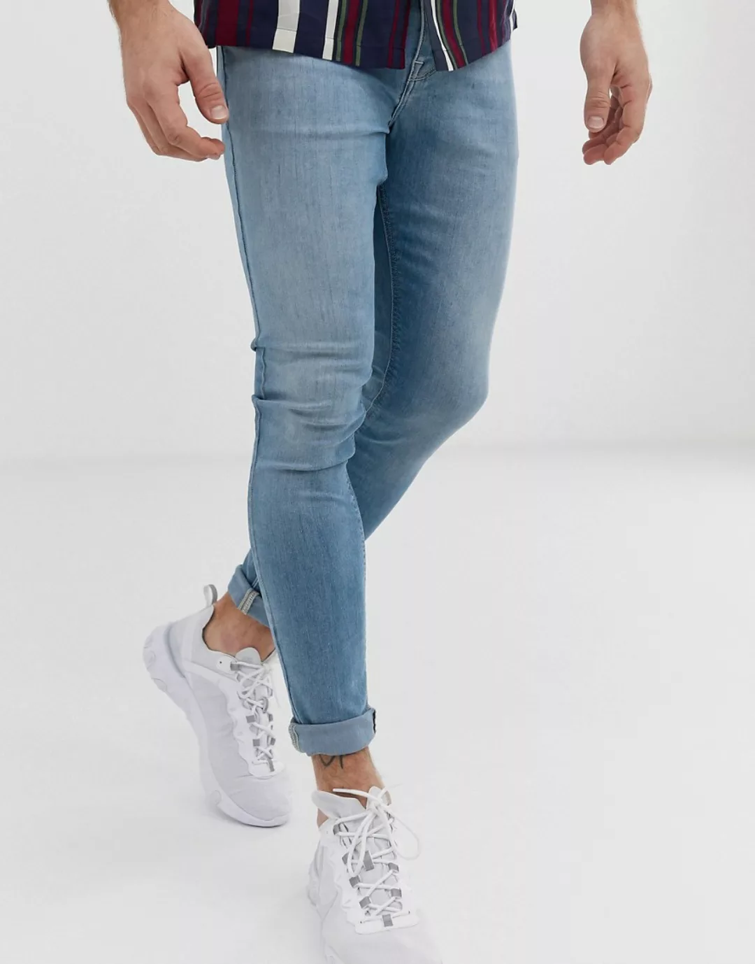 ASOS DESIGN – Spray-on-Jeans aus Powerstretch-Denim in heller Waschung-Blau günstig online kaufen