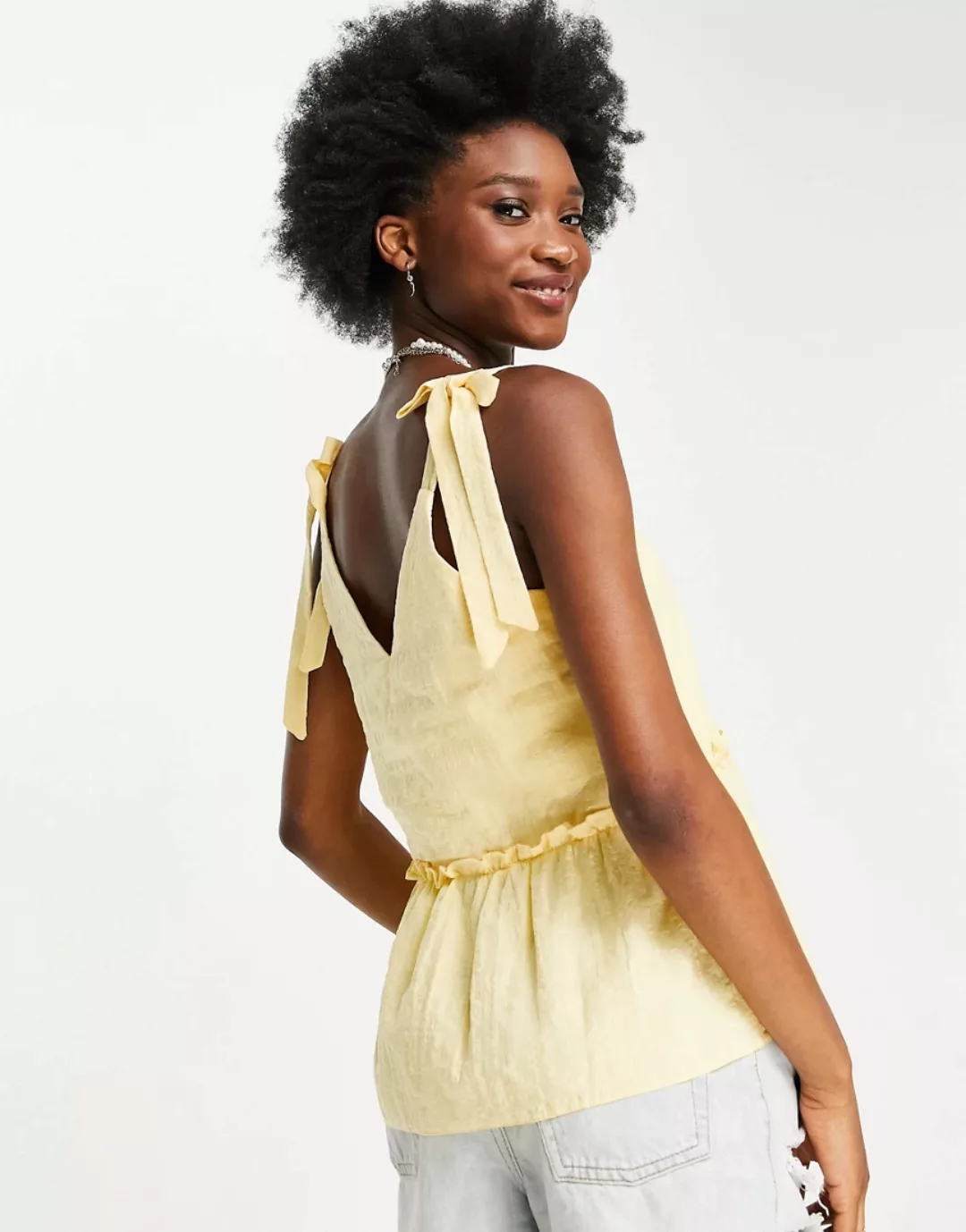 New Look – Strukturiertes Camisole mit V-Ausschnitt in Sonnenblumengelb günstig online kaufen