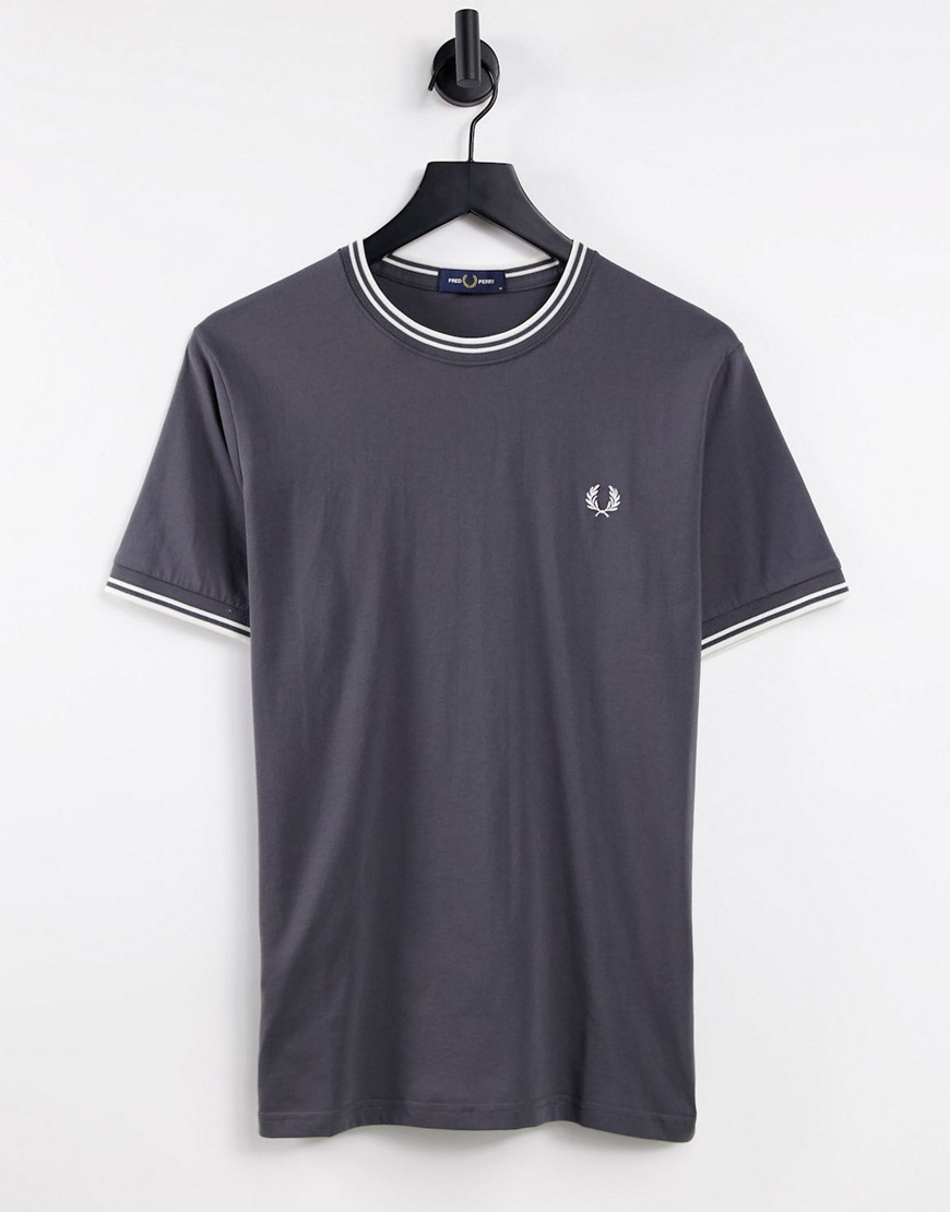 Fred Perry – T-Shirt mit doppelten Zierstreifen in Stahlgrau günstig online kaufen