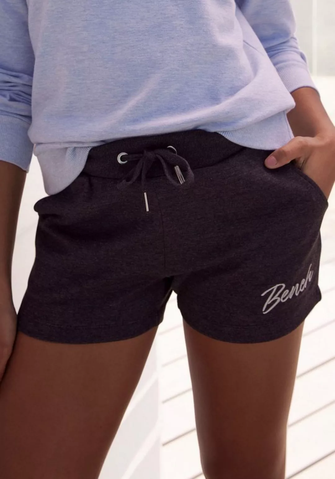 Bench. Loungewear Relaxshorts mit kleiner glänzenden Logostickerei, Loungew günstig online kaufen