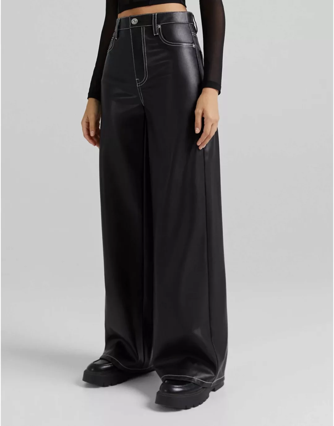 Bershka – Hose aus Kunstleder in Schwarz mit weitem Bein und Kontrastnaht günstig online kaufen