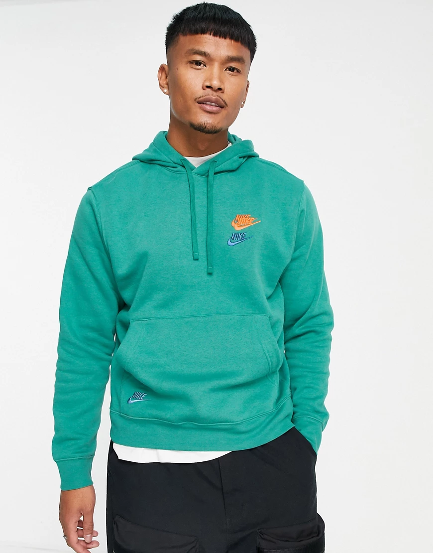 Nike – Essential – Fleece-Kapuzenpullover in Grün mit bunten Logos günstig online kaufen