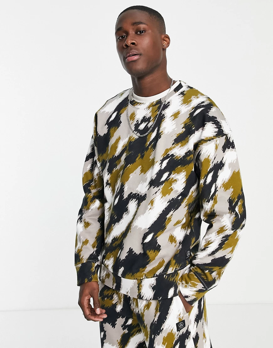 Topman – Oversize-Sweatshirt mit Rundhalsausschnitt und Military-Muster, Ko günstig online kaufen