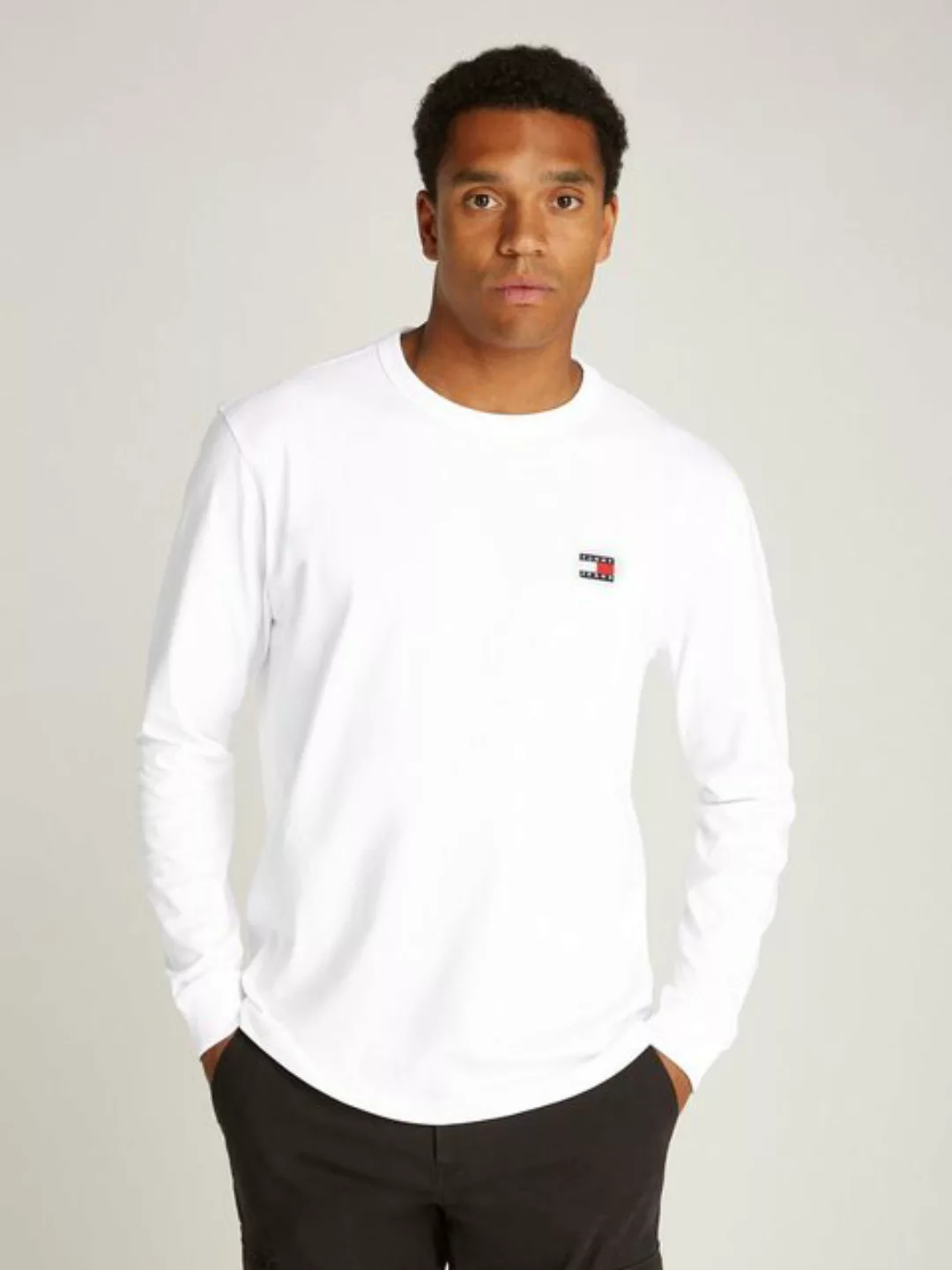 Tommy Jeans Langarmshirt TJM REG BADGE LS TEE mit Tommy Jeans Stickerei günstig online kaufen