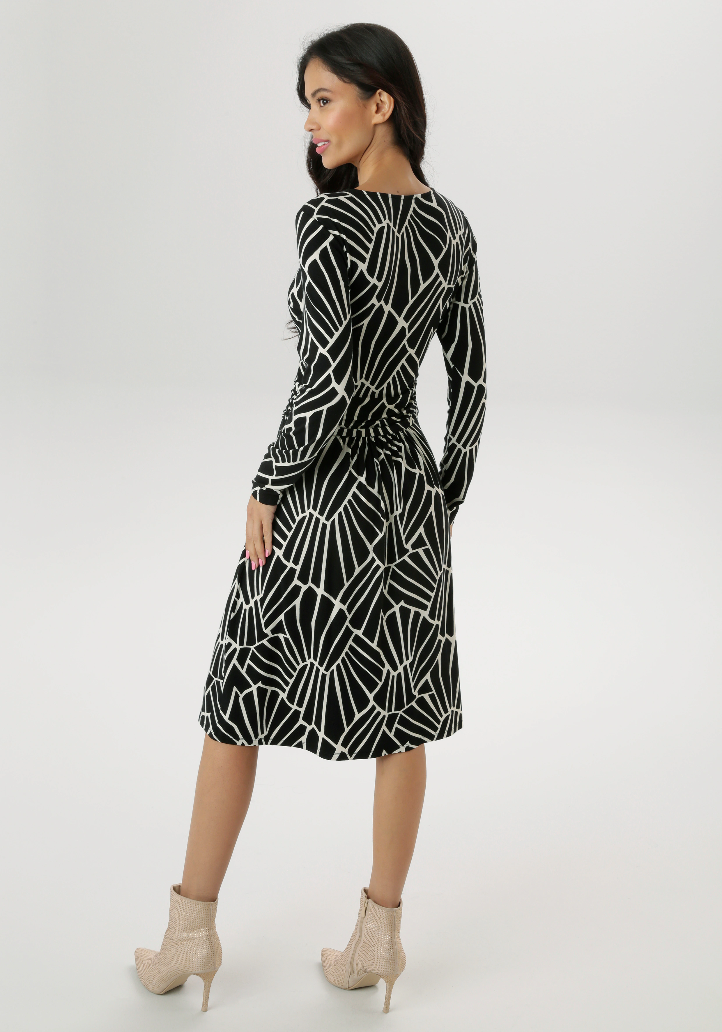 Aniston SELECTED Jerseykleid, im grafischen Musterdessin und gerafftem Tail günstig online kaufen
