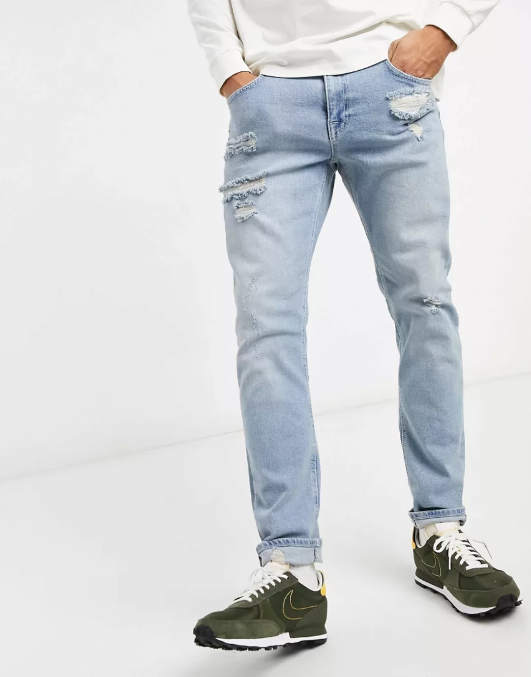 ASOS DESIGN – Schmal geschnittene Stretch-Jeans in verwaschenem Hellblau mi günstig online kaufen
