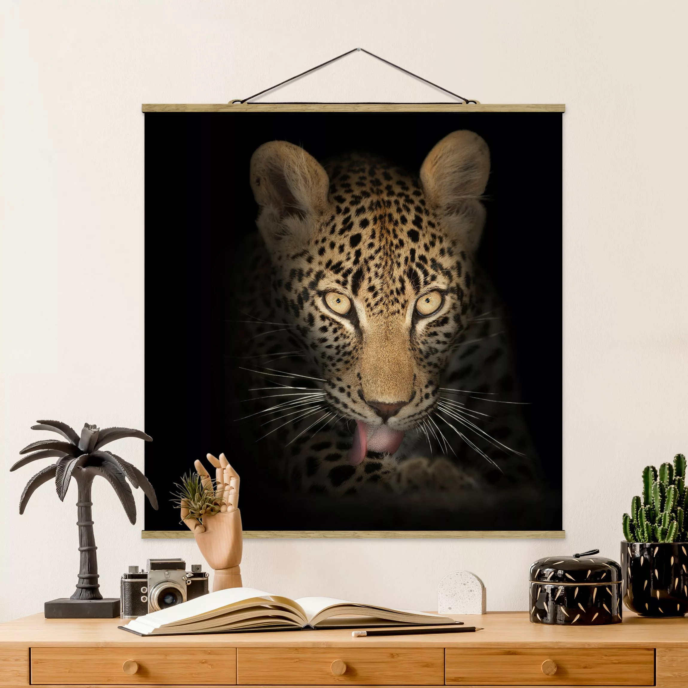 Stoffbild Tiere mit Posterleisten - Quadrat Resting Leopard günstig online kaufen