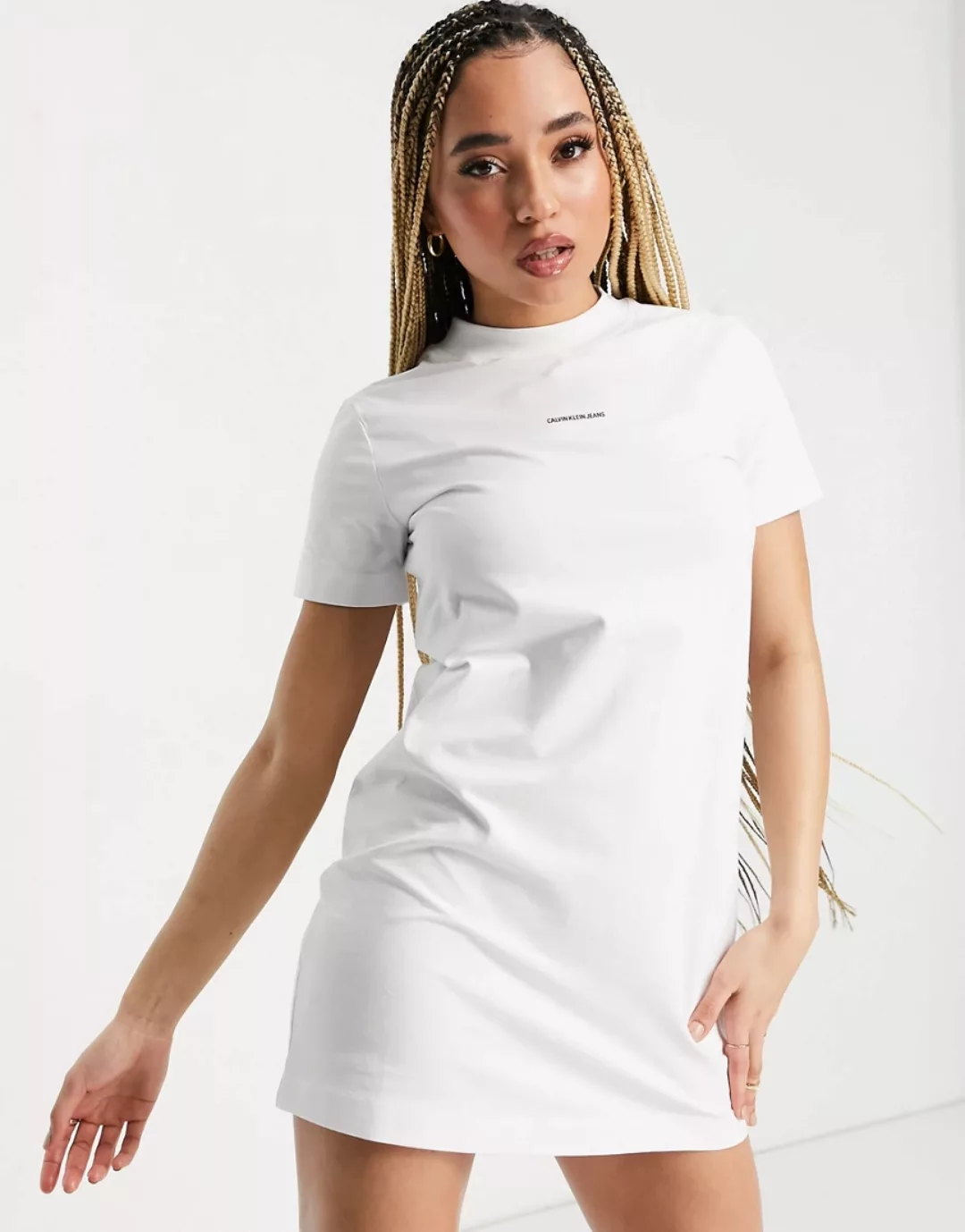 Calvin Klein Jeans – T-Shirt-Kleid mit Logo in Weiß günstig online kaufen