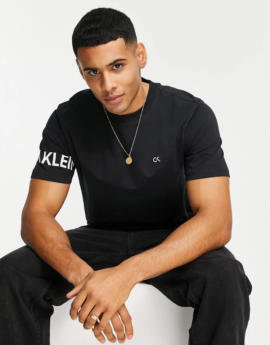 Calvin Klein Performance – T-Shirt in Schwarz mit Logo auf dem Ärmel günstig online kaufen