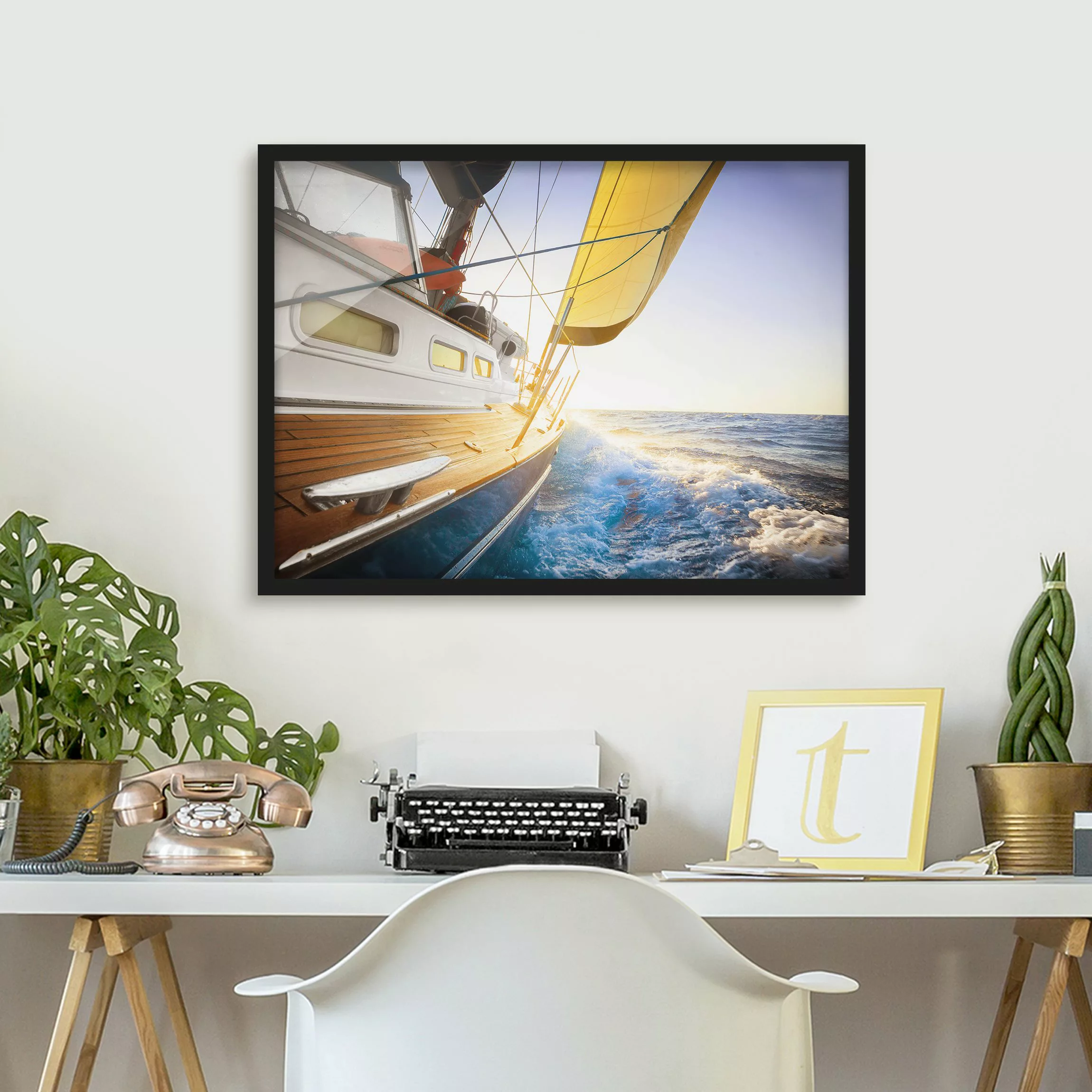 Bild mit Rahmen Strand - Querformat Segelboot auf blauem Meer bei Sonnensch günstig online kaufen