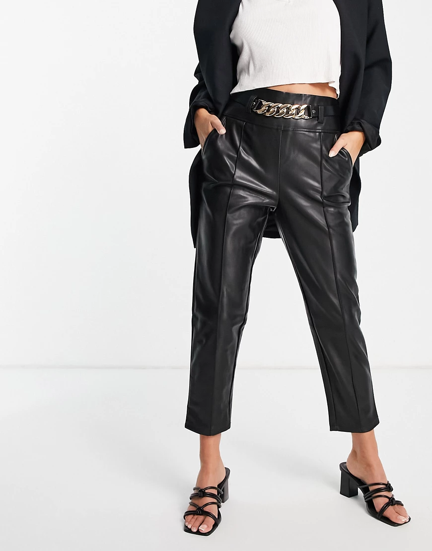 River Island – Karottenhose in Schwarz aus Kunstleder mit Kettengürtel günstig online kaufen