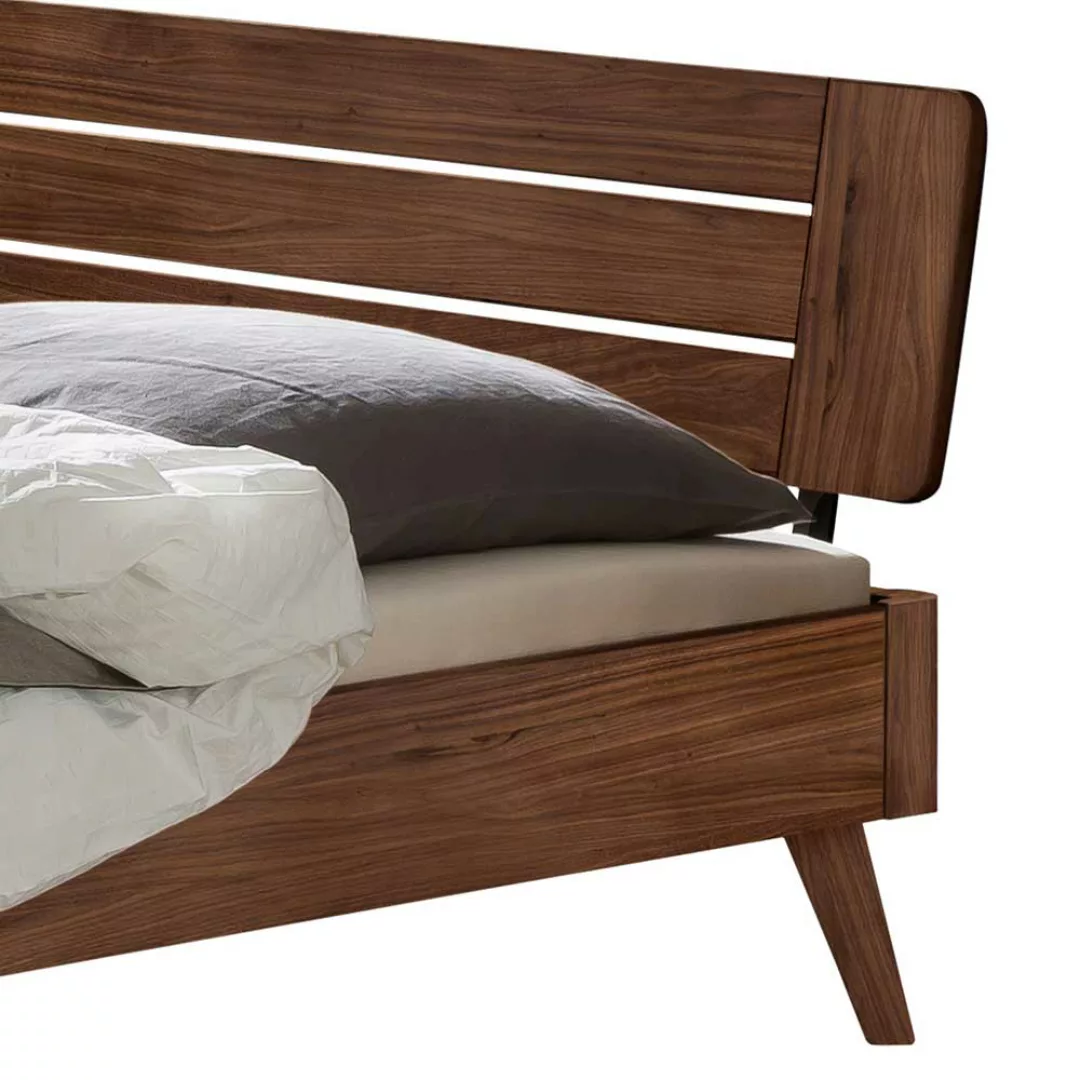 Nussbaumholz Bett 140x200 cm in modernem Design auch mit Nachtkommode günstig online kaufen