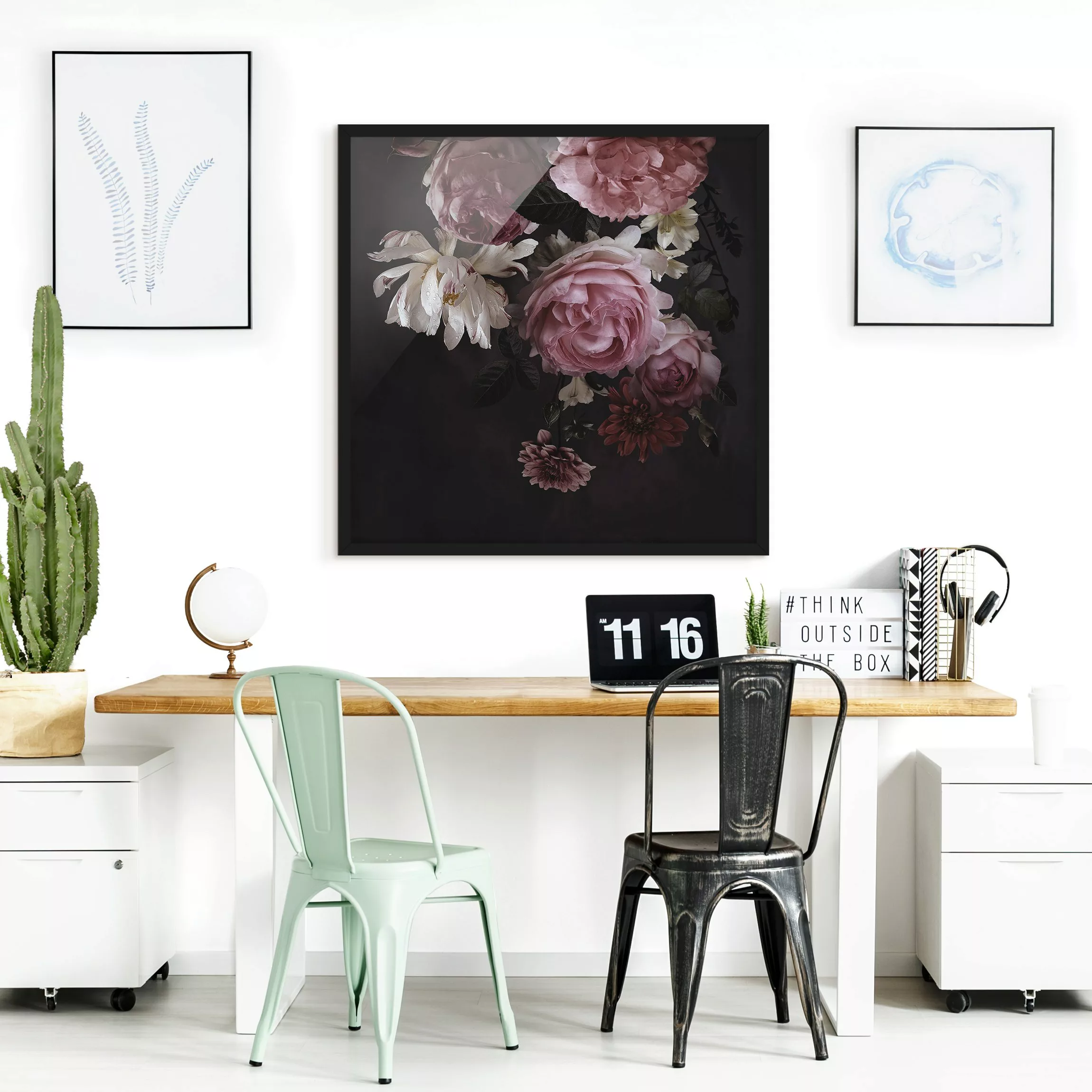 Bild mit Rahmen Blumen - Quadrat Rosa Blumen auf Schwarz günstig online kaufen