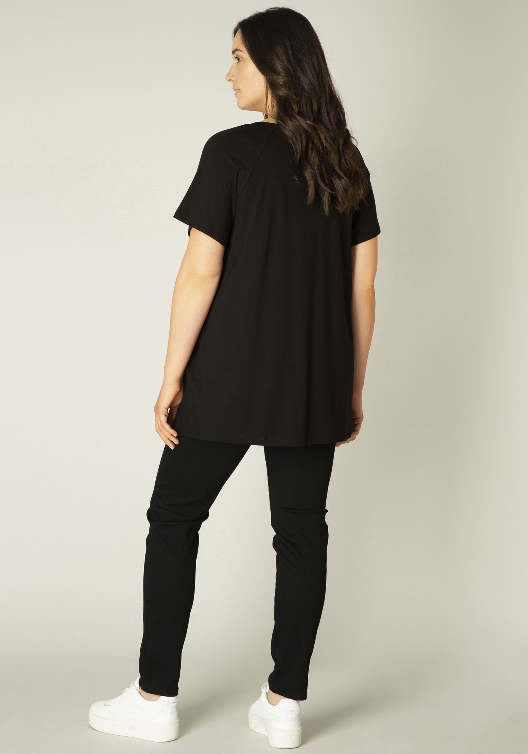 Base Level Curvy T-Shirt Yokia In formstabiler Baumwoll-Mischqualität günstig online kaufen