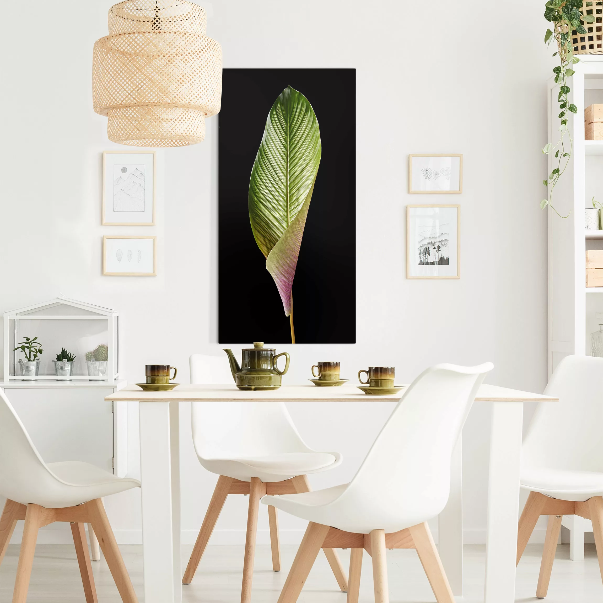 Leinwandbild Küche - Hochformat Blatt Calathea-ornata auf Schwarz 03 günstig online kaufen