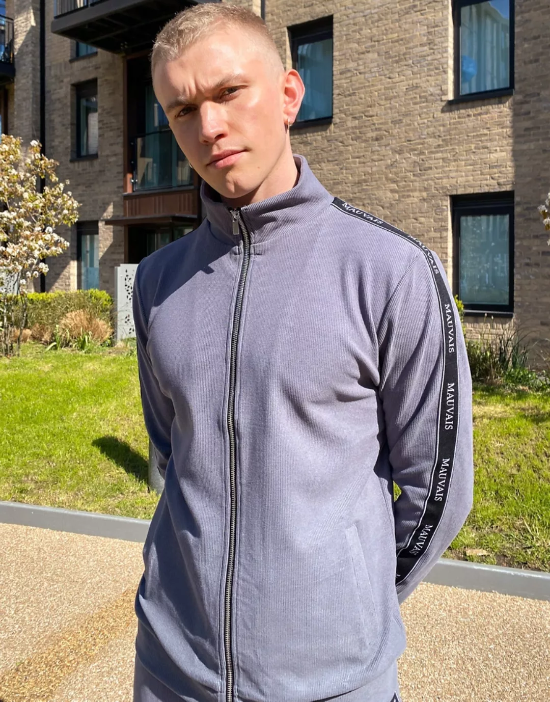 Mauvais – Gerippte Trainingsjacke in Grau mit Logoband-Grün günstig online kaufen