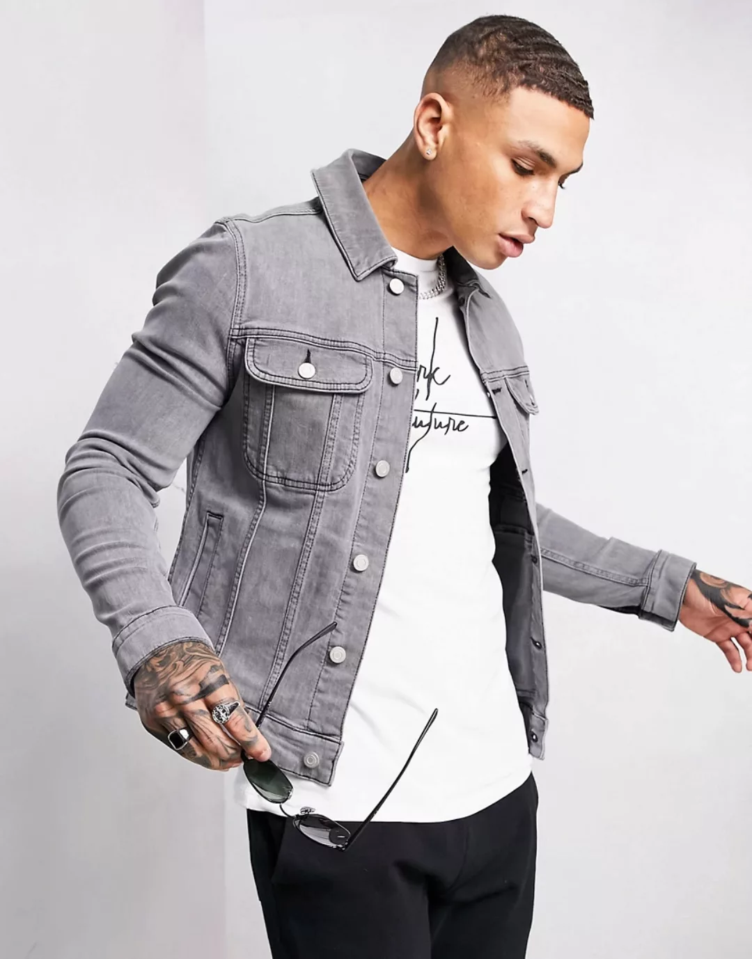ASOS Dark Future– Schmal geschnittene Jeansjacke in Grau mit Stickerei günstig online kaufen