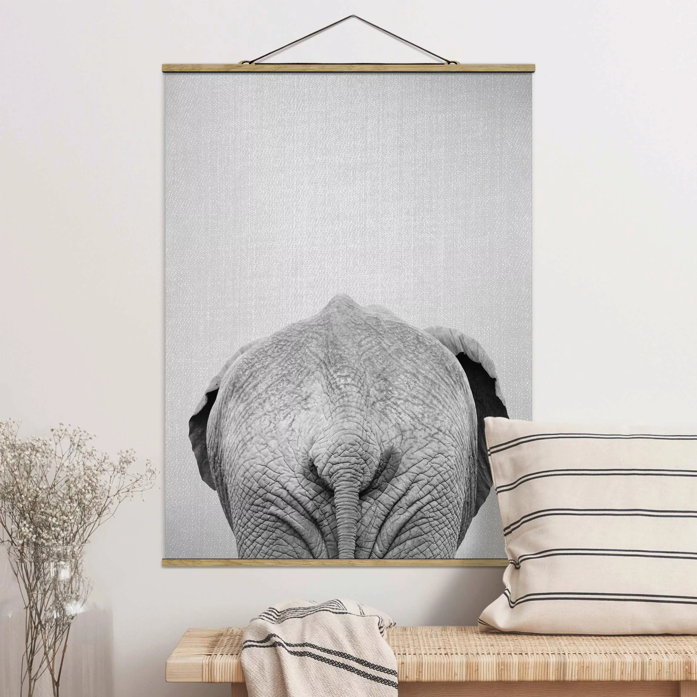 Stoffbild mit Posterleisten Elefant von hinten Schwarz Weiß günstig online kaufen