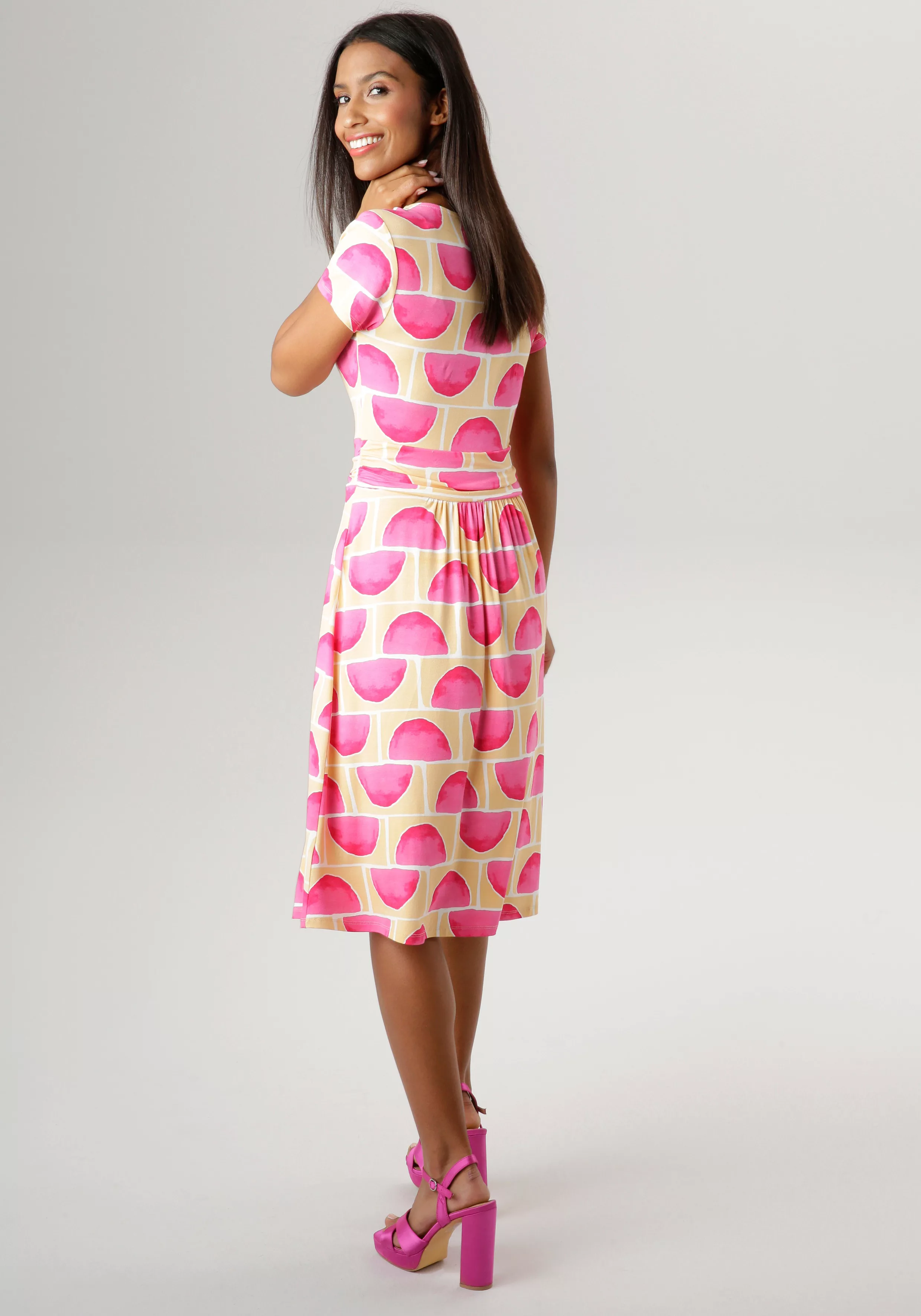 Aniston SELECTED Sommerkleid, mit eingelegten Falten in der Taille - NEUE K günstig online kaufen