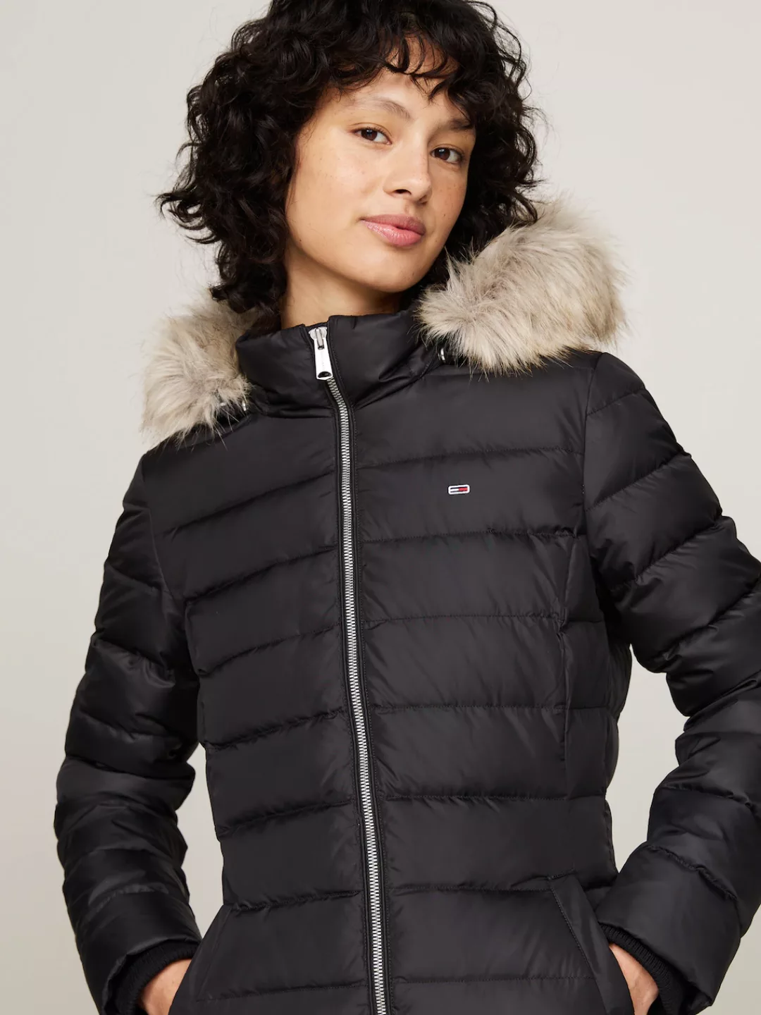 Tommy Jeans Steppmantel "TJW ESSENTIAL HOODED DOWN COAT", mit Fellimitat, L günstig online kaufen