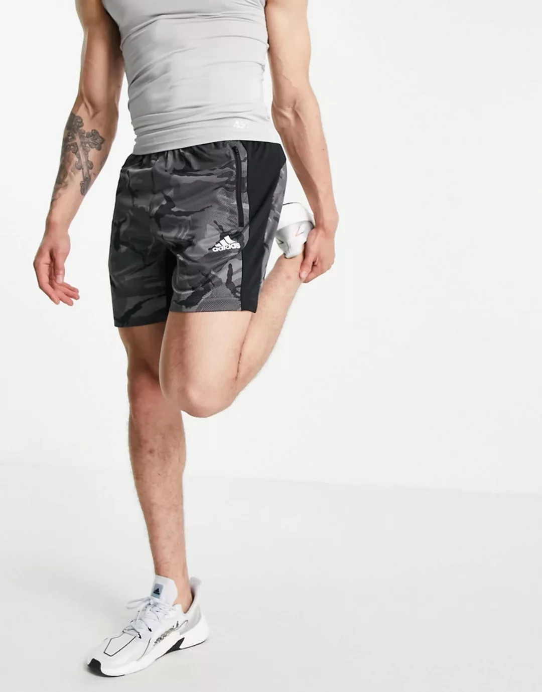 adidas – Training – Shorts mit Logo und Military-Muster in Grau günstig online kaufen