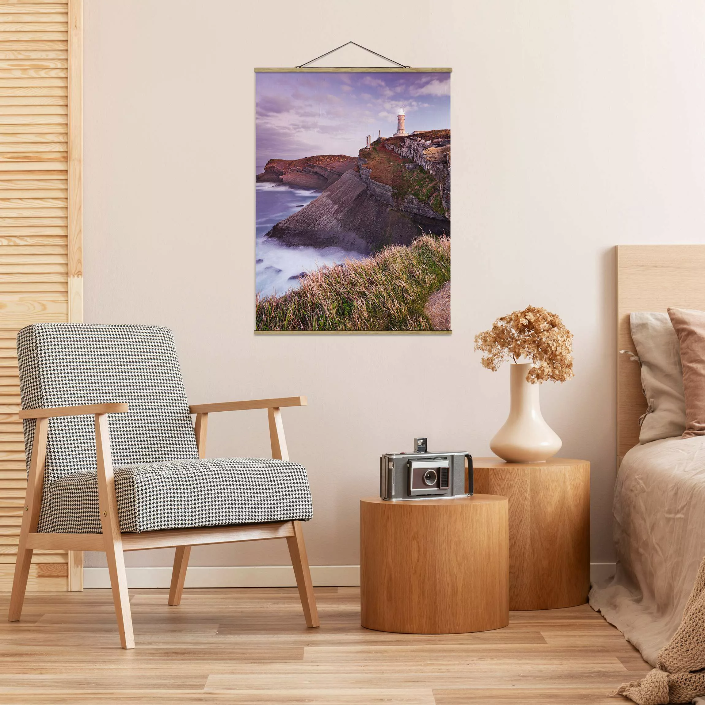 Stoffbild Strand mit Posterleisten - Hochformat Steilküste und Leuchtturm günstig online kaufen