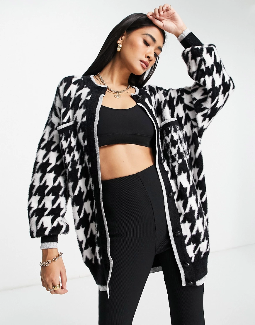 River Island – Flauschige Oversize-Bomberjacke in Schwarz mit Print günstig online kaufen