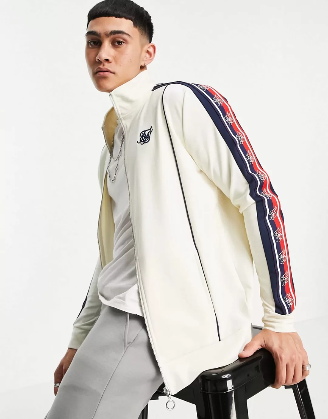 Siksilk – Retro-Jacke mit Stehkragen, Zierband und Reißverschluss in Weiß günstig online kaufen