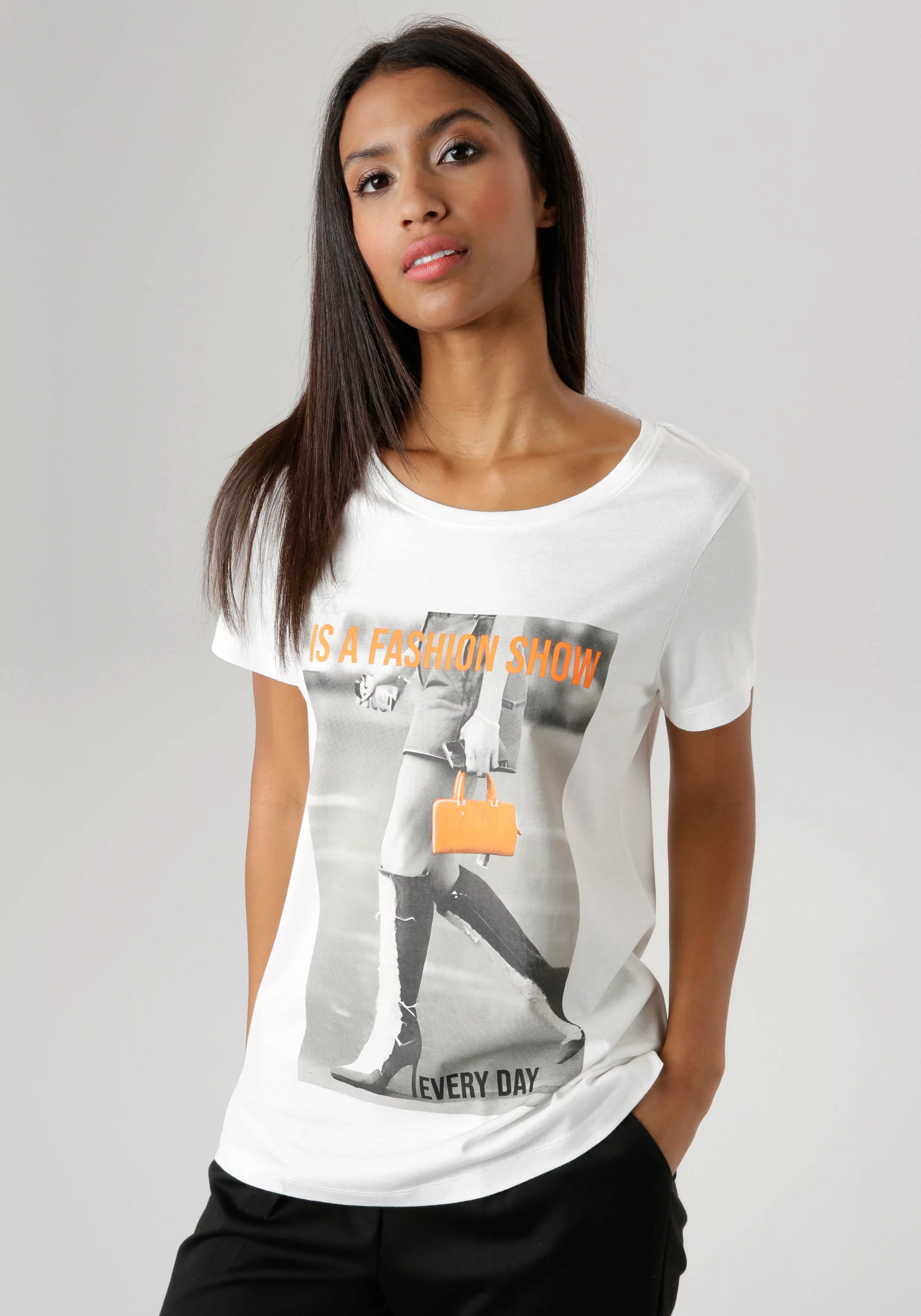 Aniston SELECTED T-Shirt, mit topmodischem Print "every day is a fashion sh günstig online kaufen