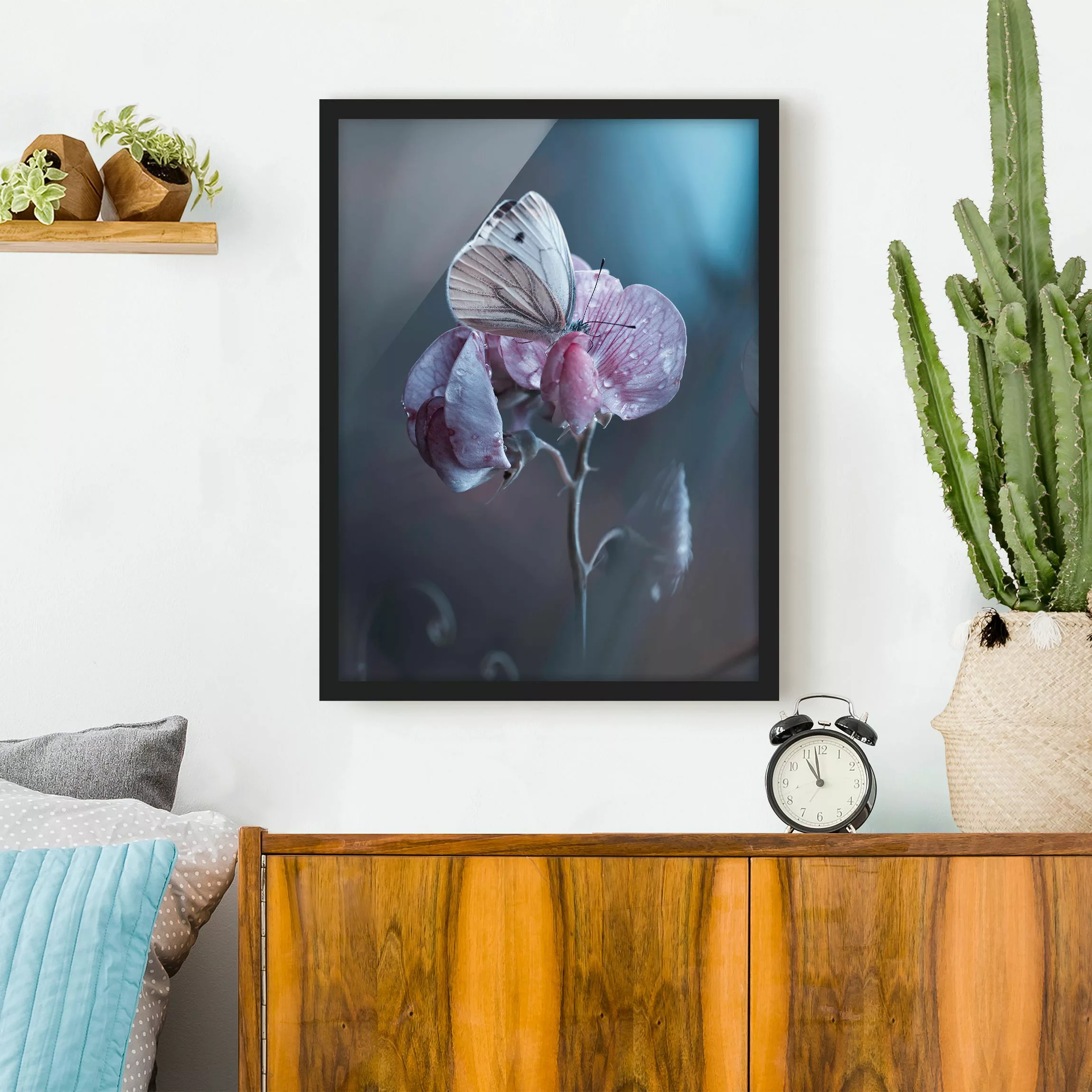 Bild mit Rahmen Blumen - Hochformat Schmetterling im Regen günstig online kaufen