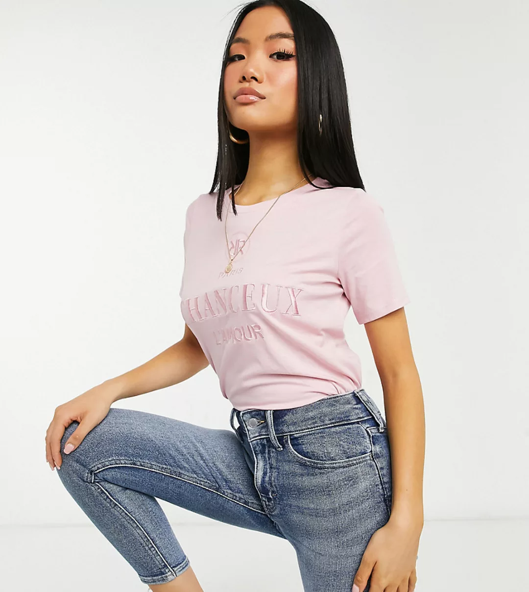 River Island Petite – T-Shirt mit „Chanceux“-Slogan in Rosa günstig online kaufen