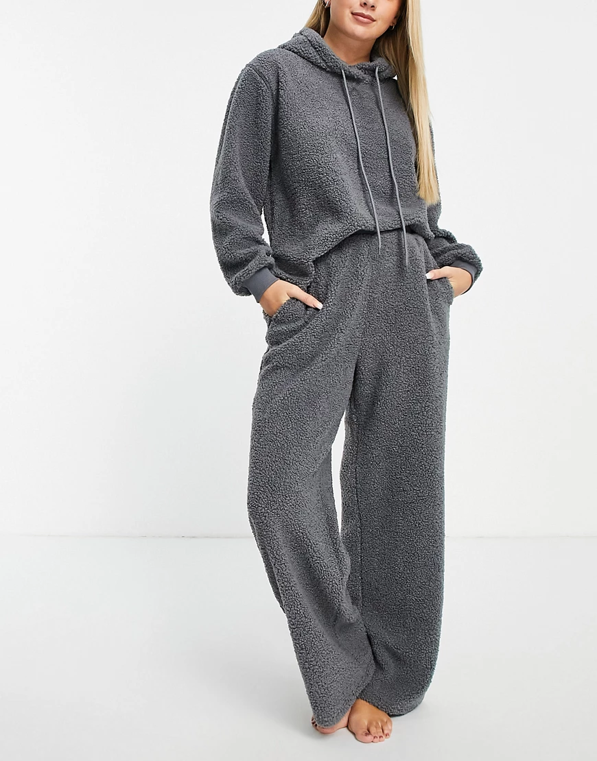 ASOS DESIGN – Lounge-Set aus Teddyfell in Grau mit Kapuzenpullover und Hose günstig online kaufen