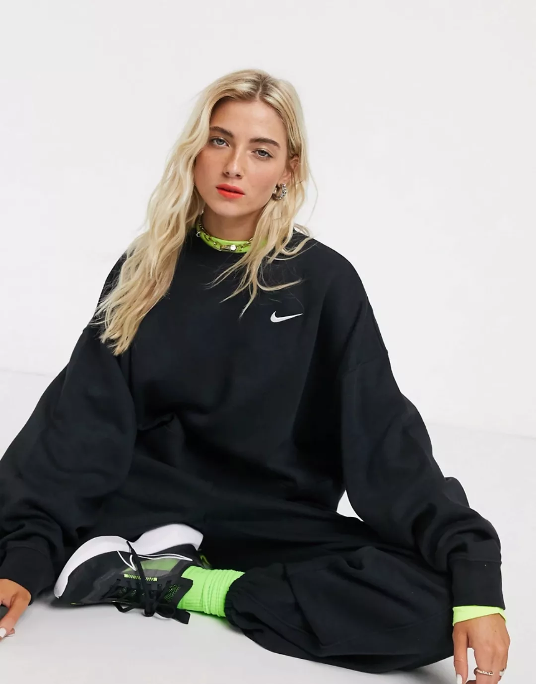 Nike – Kastiges Oversize-Sweatshirt mit kleinem Swoosh-Logo in Schwarz günstig online kaufen