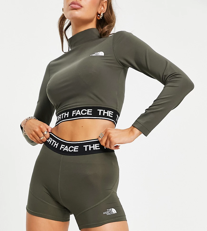 The North Face Training – Booty-Shorts in Khaki mit hohem Bund, exklusiv be günstig online kaufen