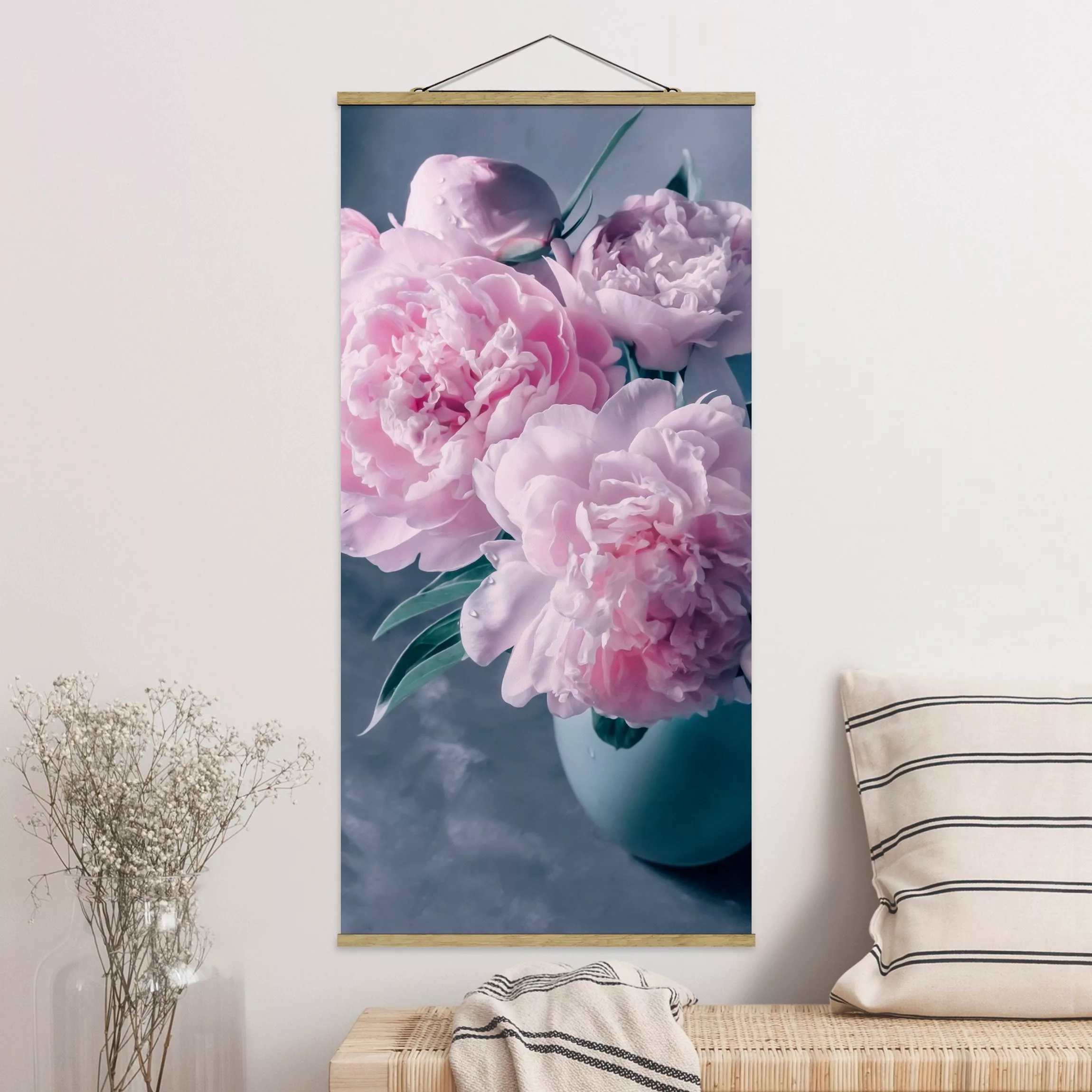Stoffbild Blumen mit Posterleisten - Hochformat Vase mit Rosa Pfingstrosen günstig online kaufen
