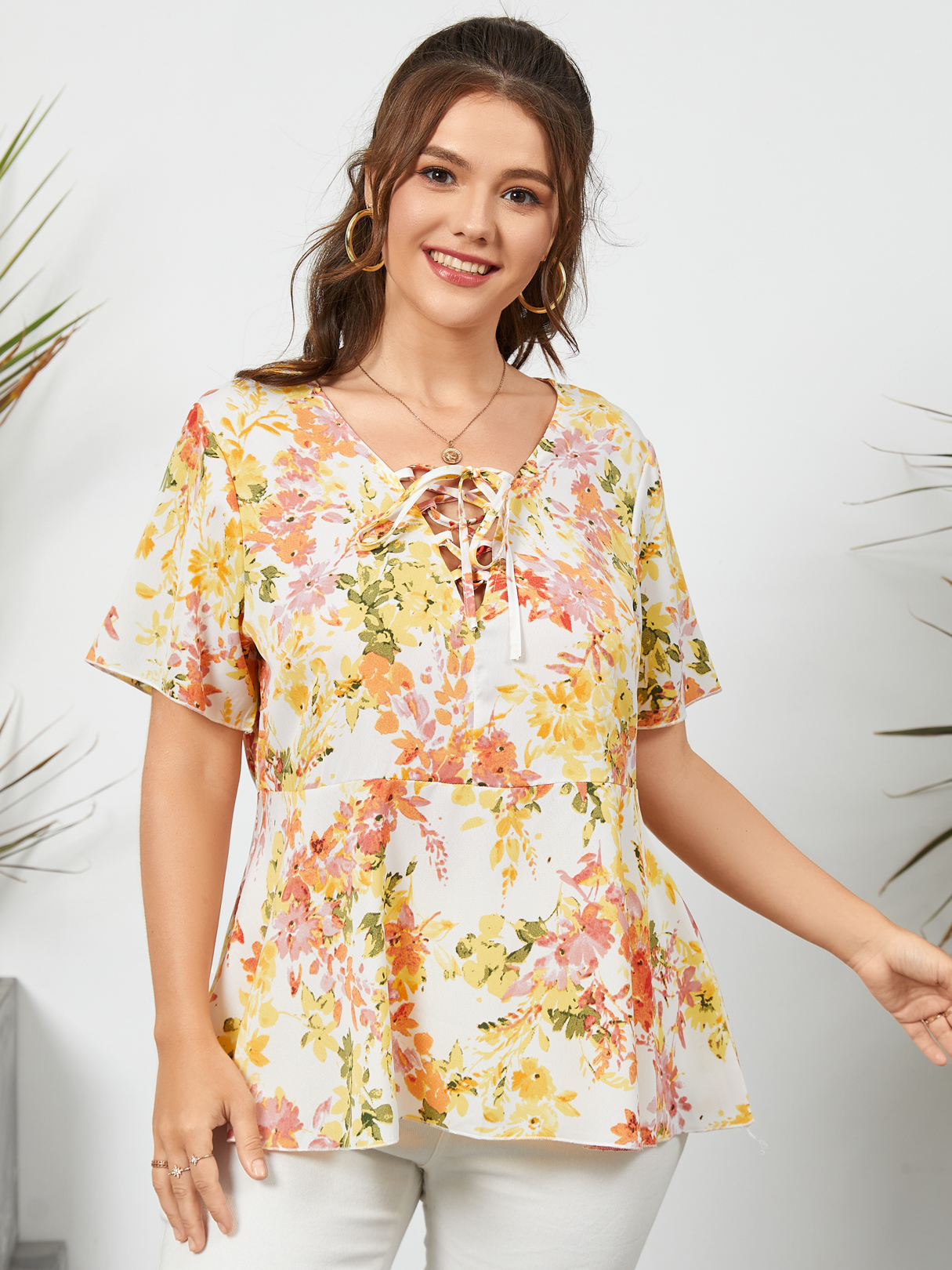 Plus Size Gelbe Bluse mit V-Ausschnitt zum Schnüren und kurzen Ärmeln günstig online kaufen