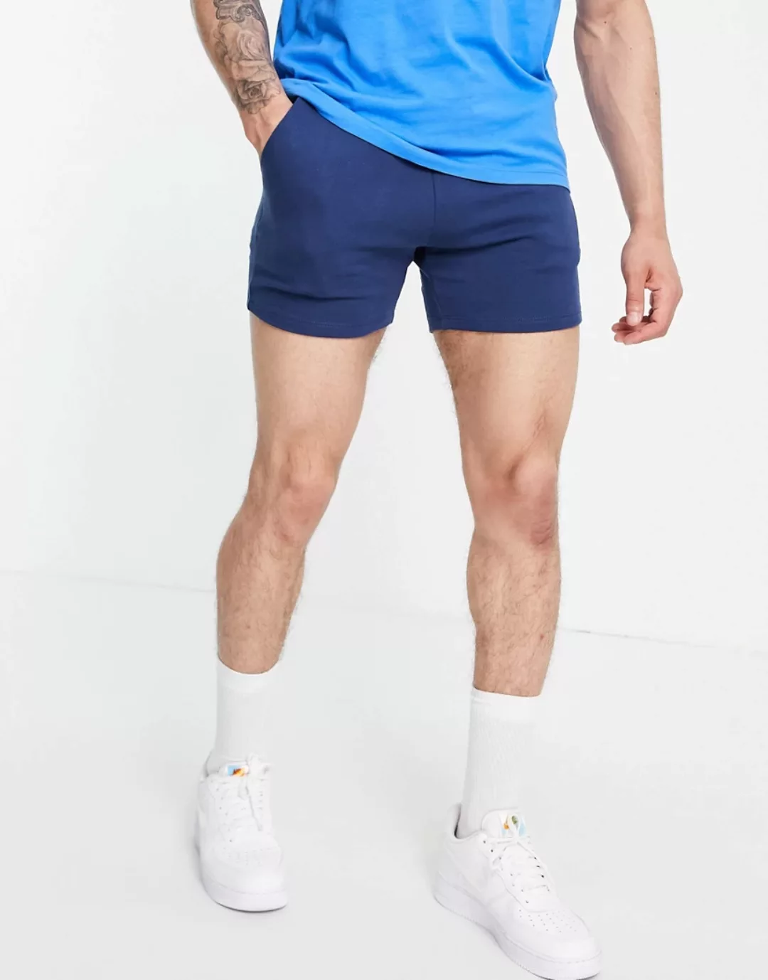 ASOS DESIGN – Enge, kürzer geschnittene Jersey-Shorts in Blau günstig online kaufen