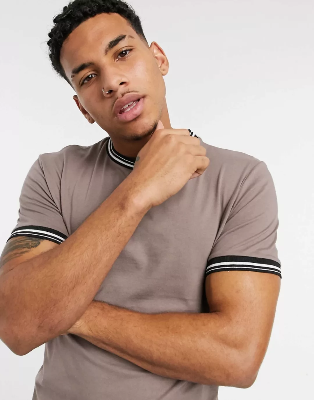 ASOS DESIGN – Braunes T-Shirt mit Zierstreifen günstig online kaufen