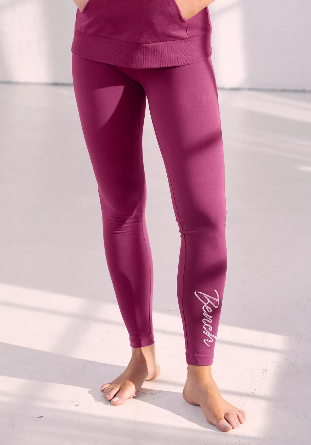 Bench. Loungewear Leggings mit glitzernder Logostickerei auf dem Bein günstig online kaufen