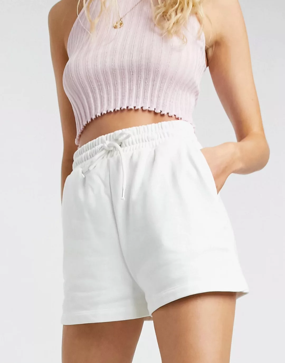 Monki – Cloey – Jersey-Shorts aus Bio-Baumwollmischung in gebrochenem Weiß günstig online kaufen