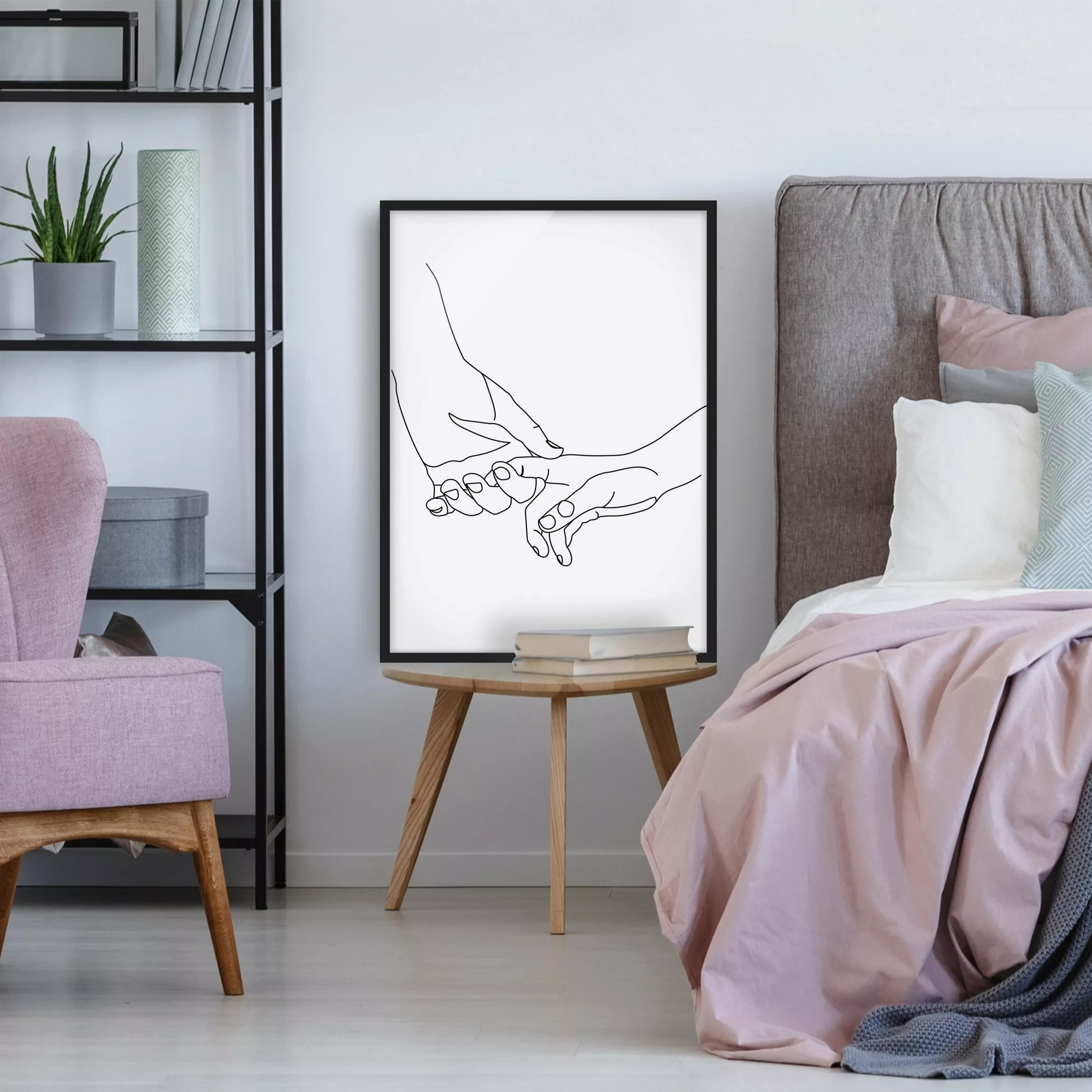 Bild mit Rahmen Schwarz-Weiß - Hochformat Zärtliche Hände Line Art günstig online kaufen