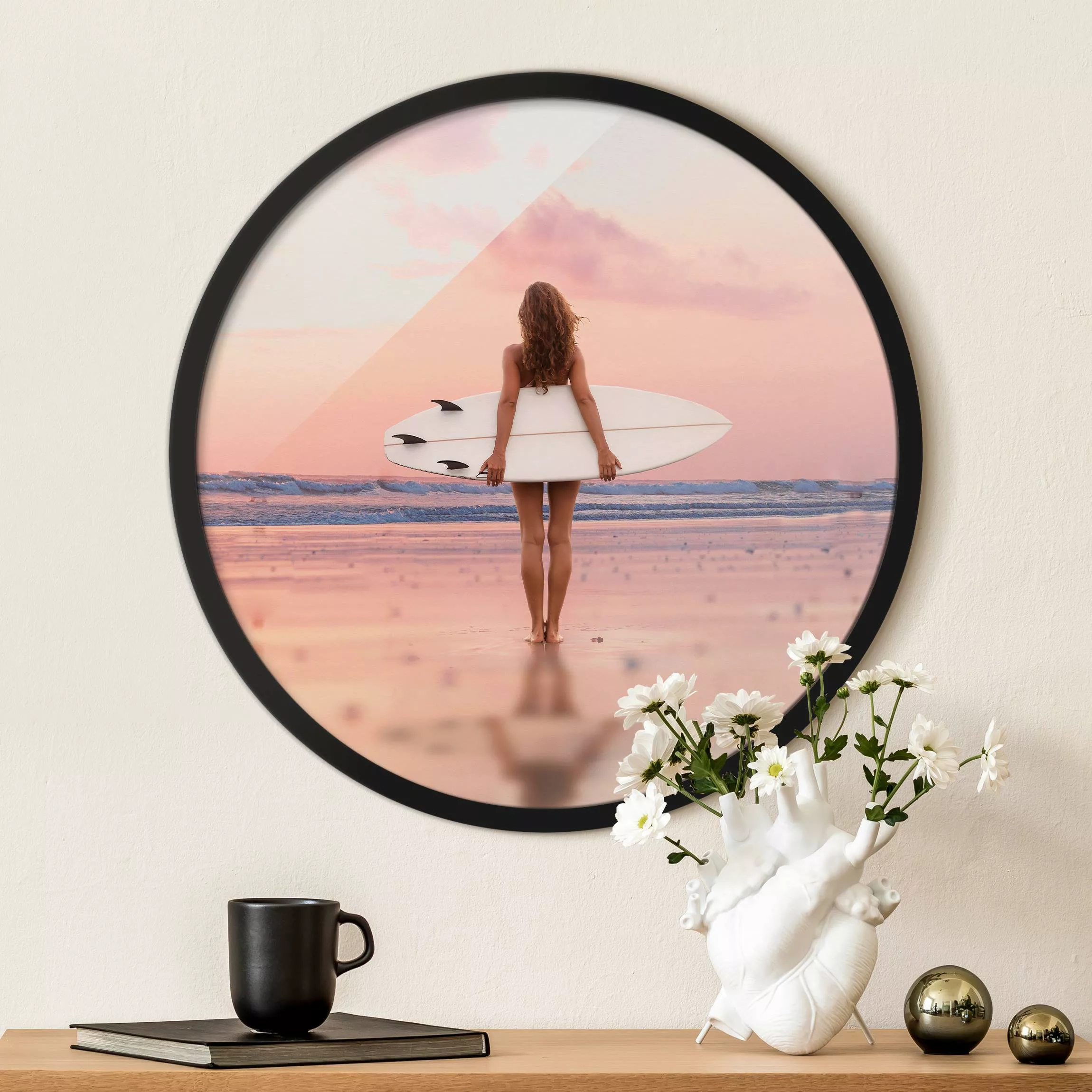 Rundes Gerahmtes Bild Surfergirl mit Board im Abendrot günstig online kaufen