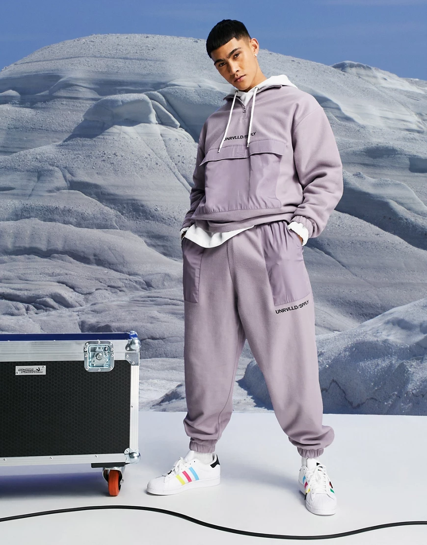 ASOS – Unrvlld Spply – Oversized-Jogginghose aus Polarfleece mit Nylontasch günstig online kaufen