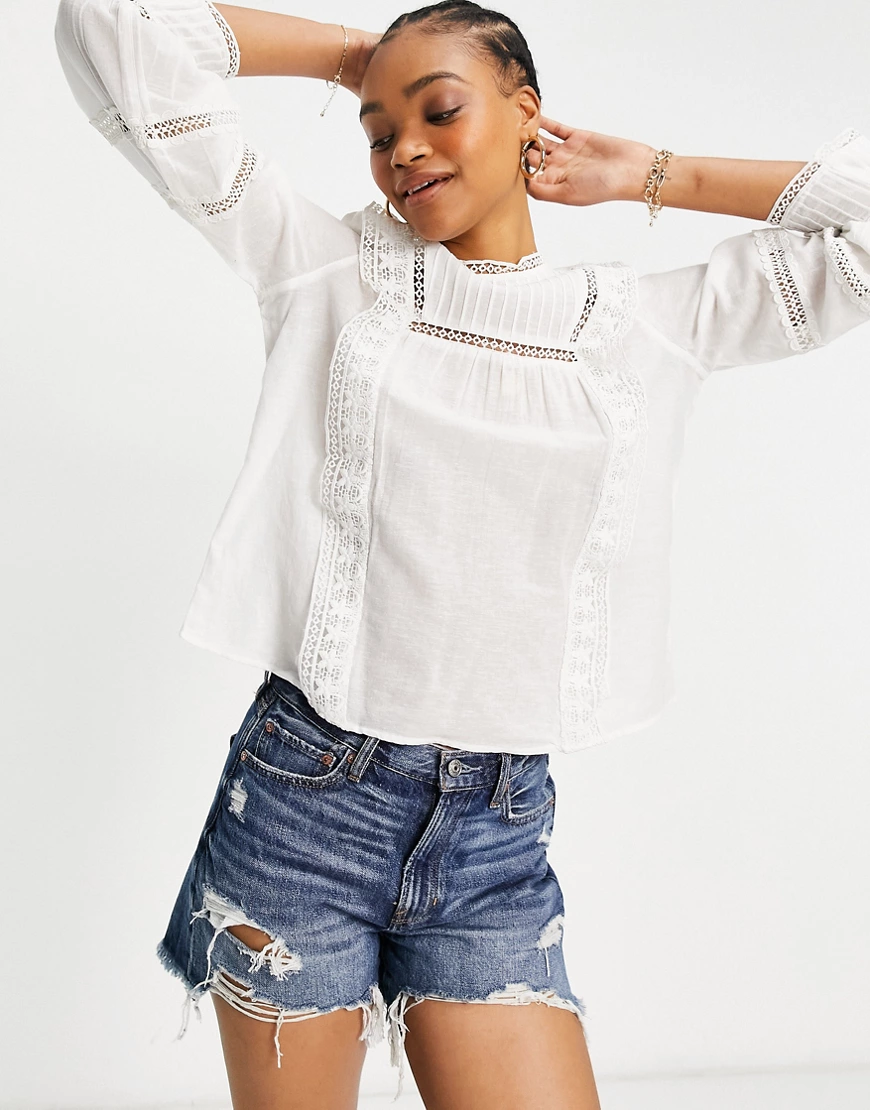 Vero Moda – Bluse mit Spitzeneinsätzen in Weiß günstig online kaufen