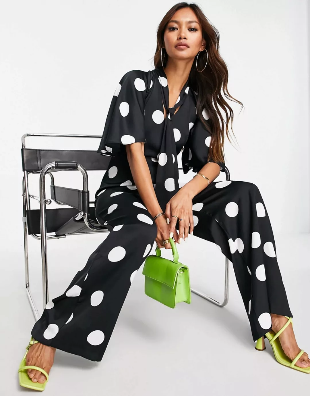 River Island – Gepunkteter Jumpsuit mit weitem Bein und Bindedetail am Auss günstig online kaufen