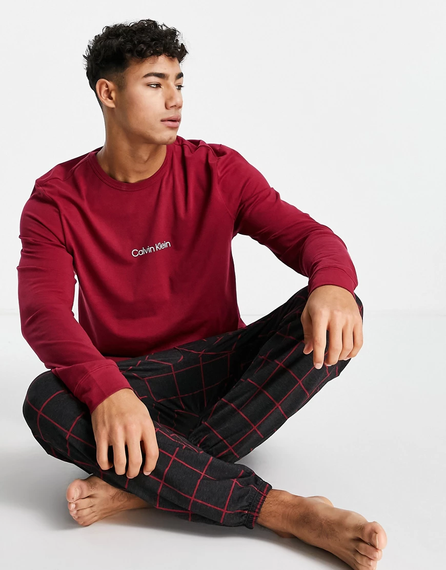 Calvin Klein – Schlafset aus langärmligem T-Shirt und Hose-Schwarz günstig online kaufen