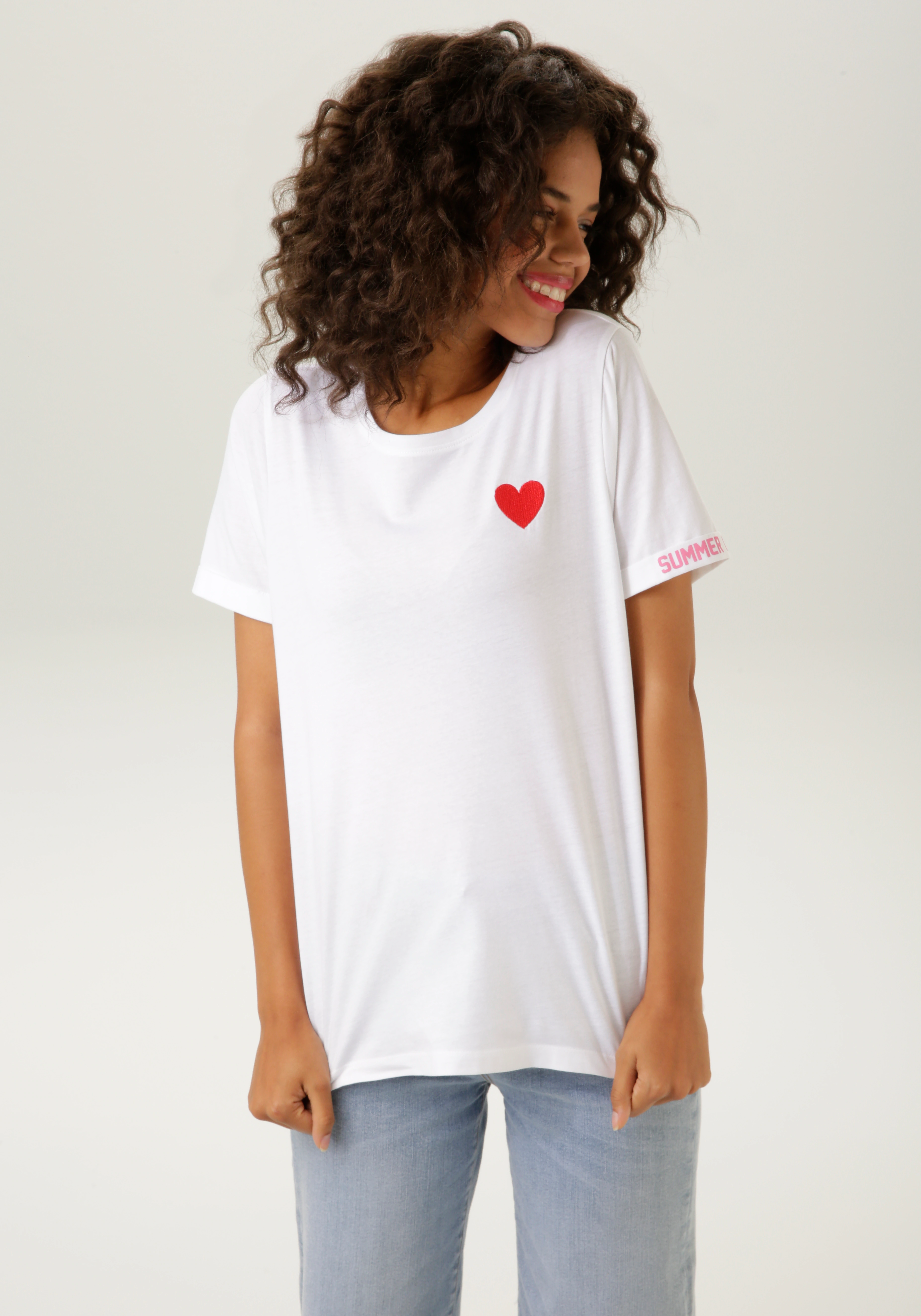 Aniston CASUAL T-Shirt, mit Herz-Applikation und bedrucktem Rücken günstig online kaufen