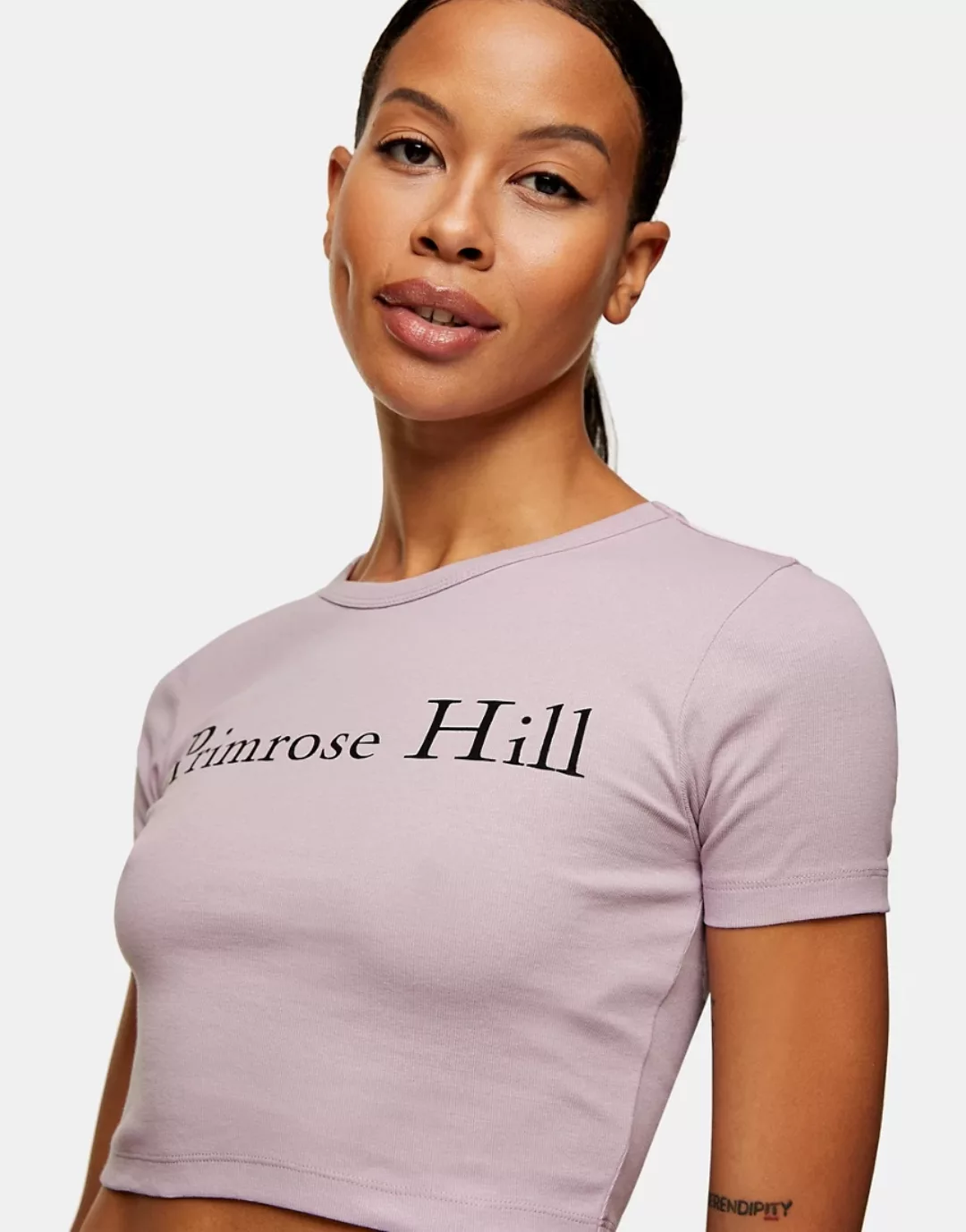 Topshop – Kurz geschnittenes T-Shirt mit „Primrose Hill“-Schriftzug in Flie günstig online kaufen